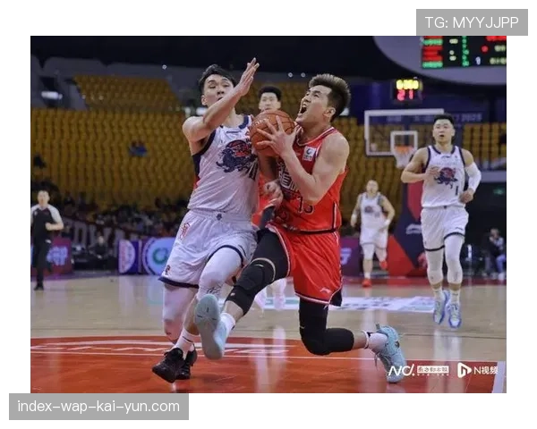 郭艾伦左膝重伤被担架抬离，广州核心伤退引发阵容危机